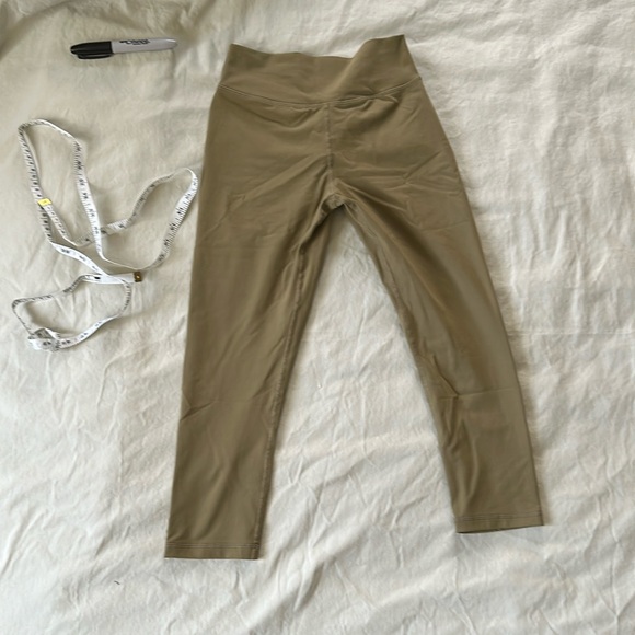 MuscleNation drab olive green scrunch bootie capri-length leggings - Picture 1 of 3